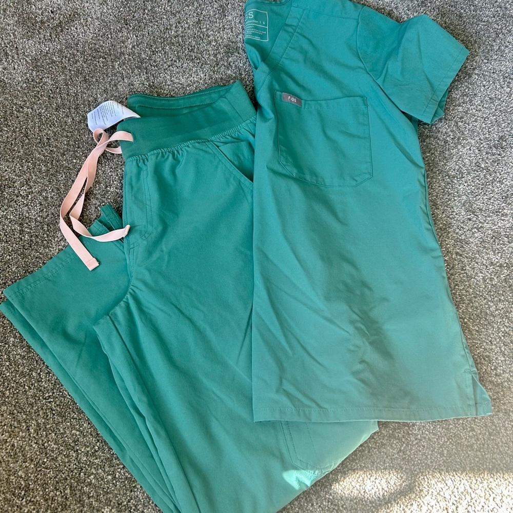 Small like new hydro green free-x figs scrubs.
